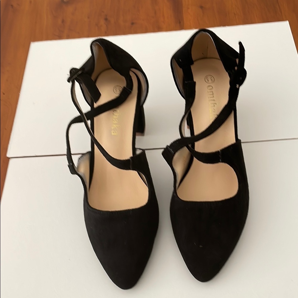 Criss Cross Strap Mid Heel Pumps